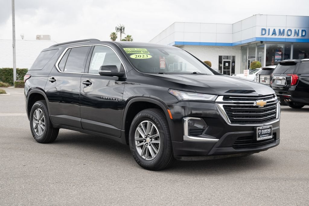 2023 Chevrolet Traverse LT Cloth in Mosaic Black Metallic — front three-quarter view