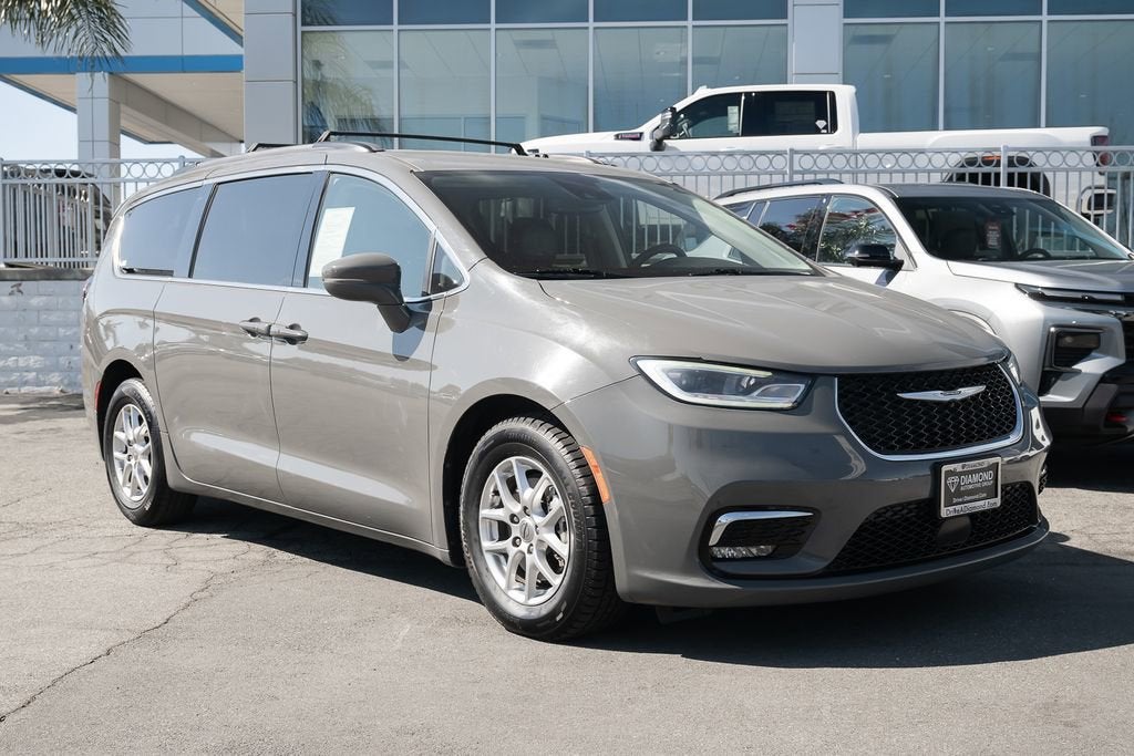 2022 Chrysler Pacifica — side profile view