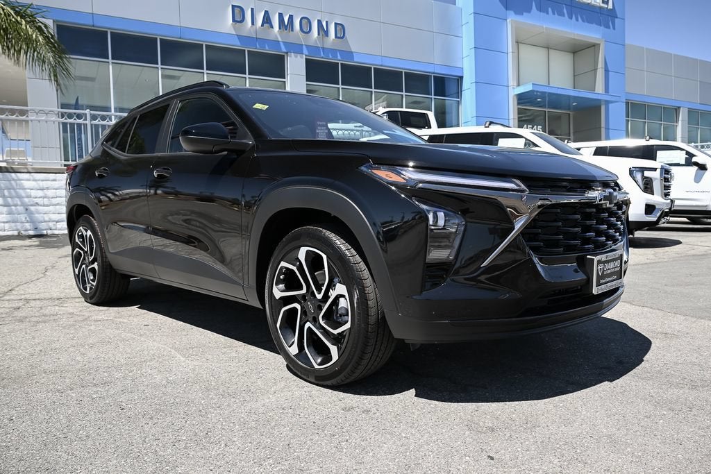 2026 Chevrolet Trax 2RS in Mosaic Black Metallic — front three-quarter view